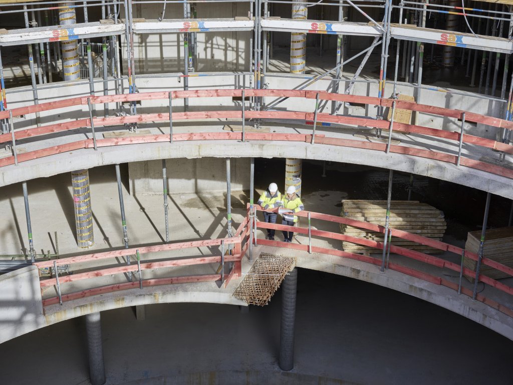 Berk + Partner Unternehmen Zwei Mitarbeiter von Berk + Partner überprüfen den Fortschritt auf einer Baustelle